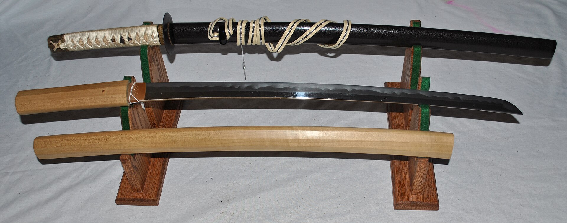 Katana antiga sobre um suporte